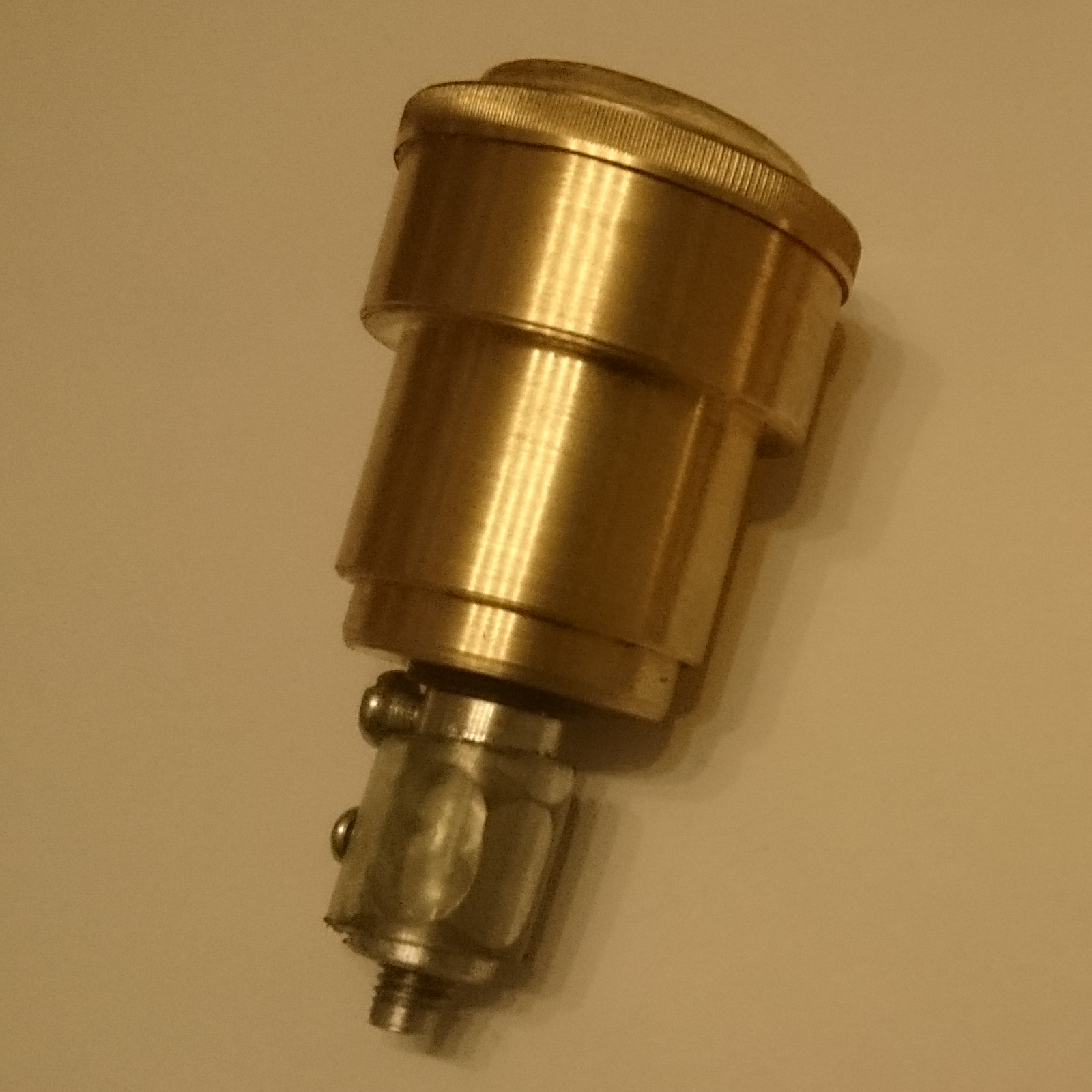 lubrificateur goute a goute réalisé en laiton et aluminium