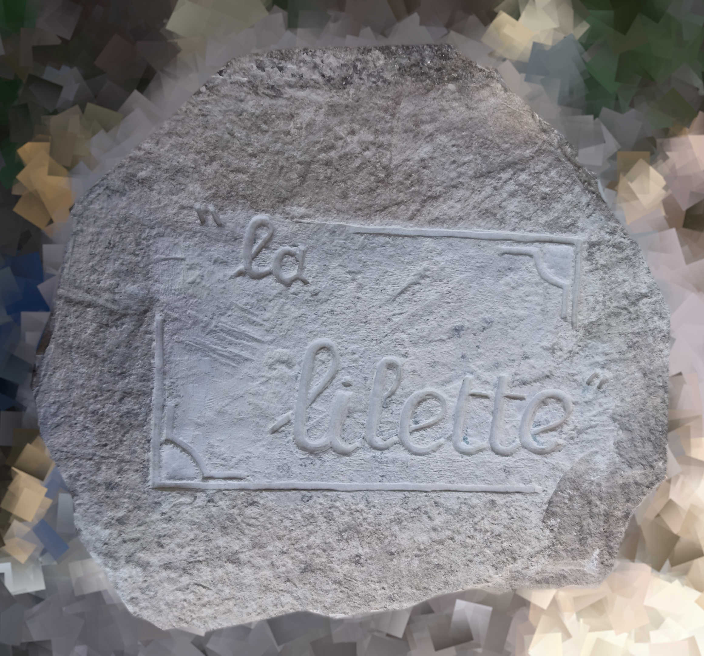 sclupture et gravure sur pierre calcaire du nom d'une villa