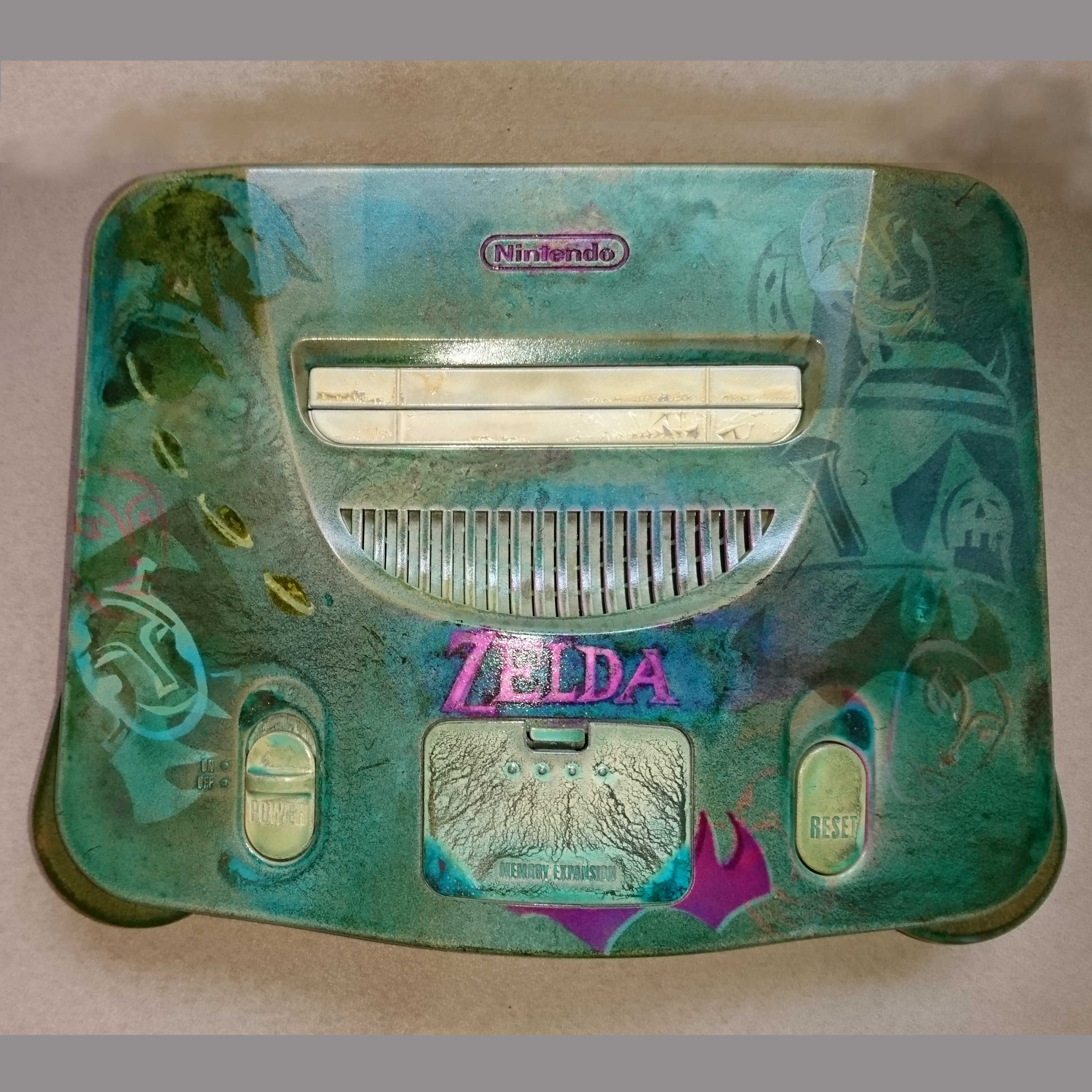 modding console nintendo 64, peinture à l'aérographe, d'après le thème de Zelda Majora's Mask