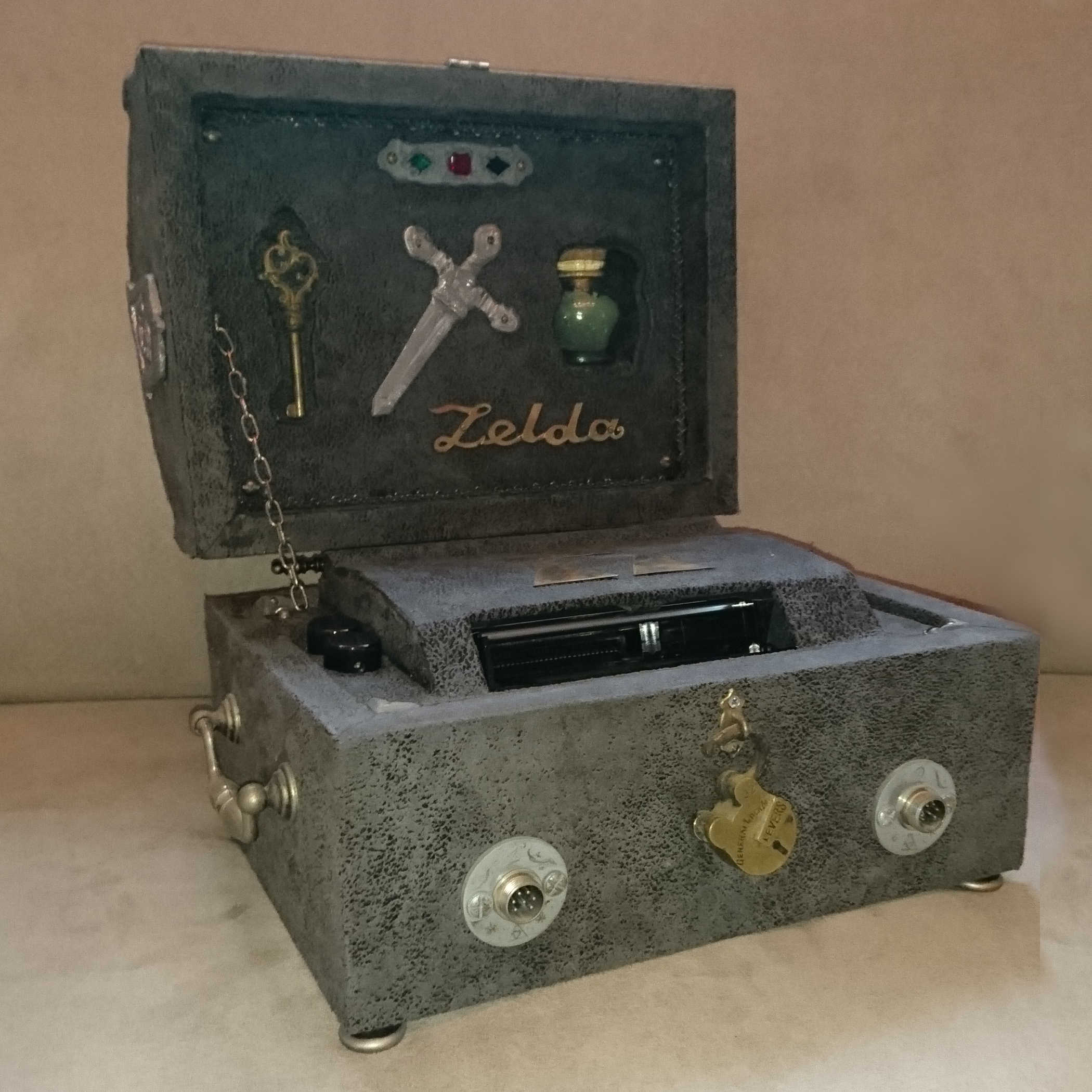 modding console nintendo nes, coffret réalisé en bois, tissus, laiton découpé, plomd coulé